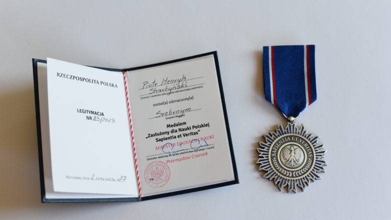 Srebrny Medal „Zasłużony dla Nauki Polskiej Sapientia et Veritas” dla prof. Piotra H. Skarżyńskiego